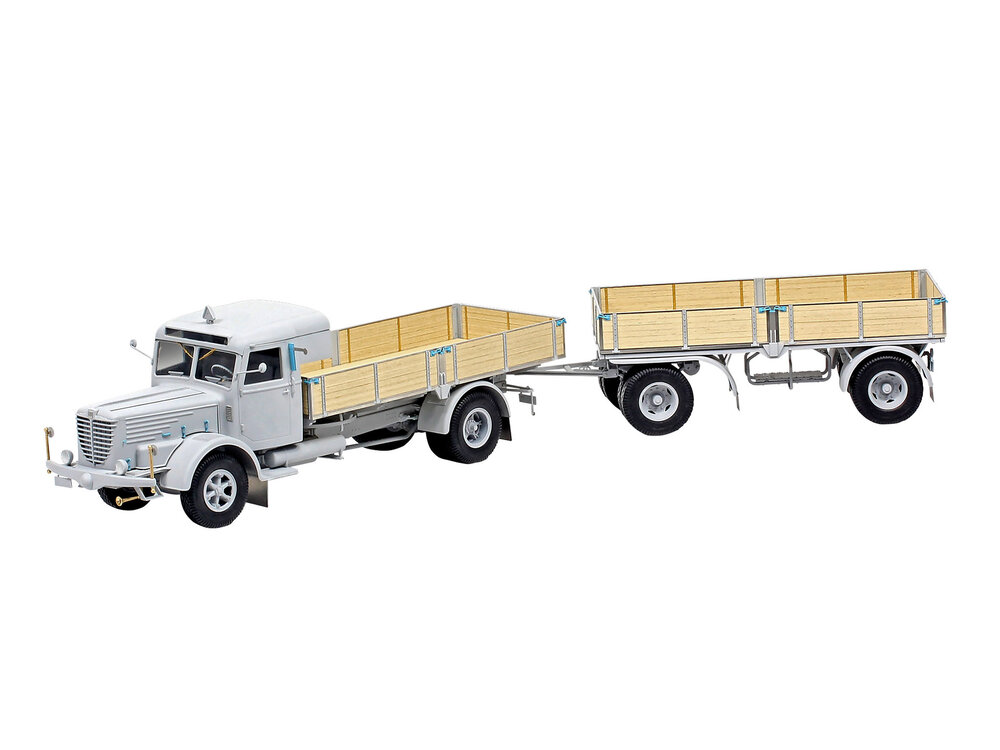 Revell 07580 B&uuml;ssing 8000 S 13 mit Trailer 1/24