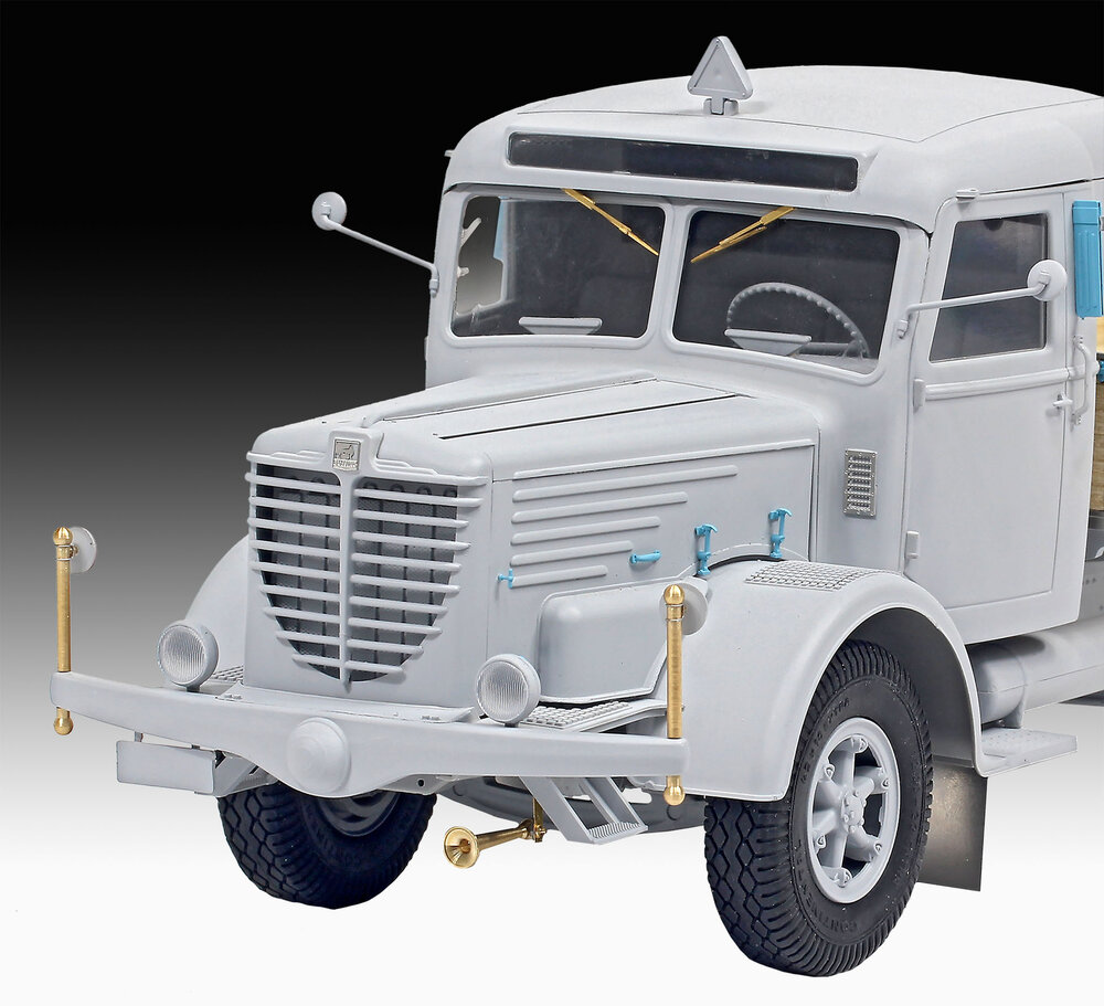 Revell 07580 B&uuml;ssing 8000 S 13 mit Trailer 1/24
