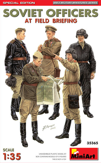 MiniArt 35365 Soviet Officers at Field Briefing Special Edition 1/35