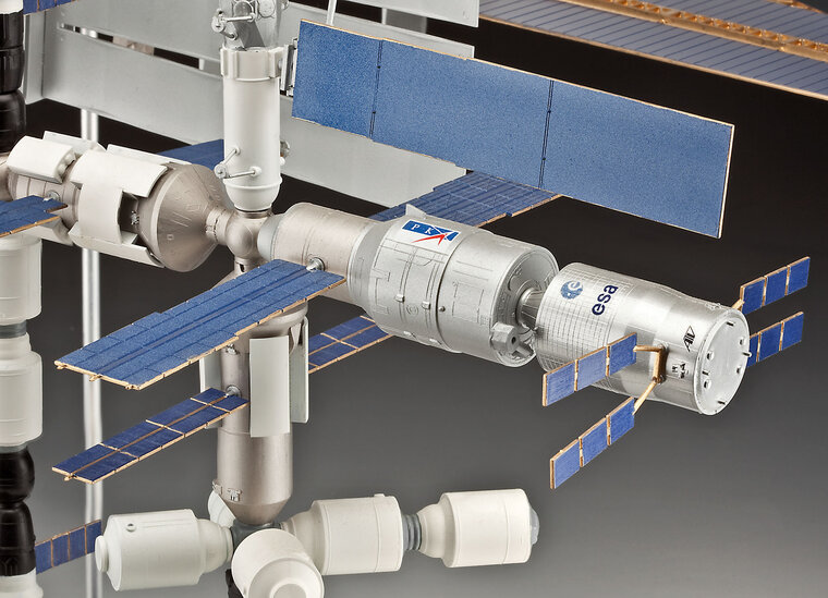 Revell 05651 Geschenkset 25th Anniversary ISS Platinum Edition 1:144