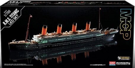 Academy R.M.S. Titanic LED 1:700